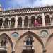 Particolare della facciata esterna di palazzo Fizzarotti: il loggiato superiore